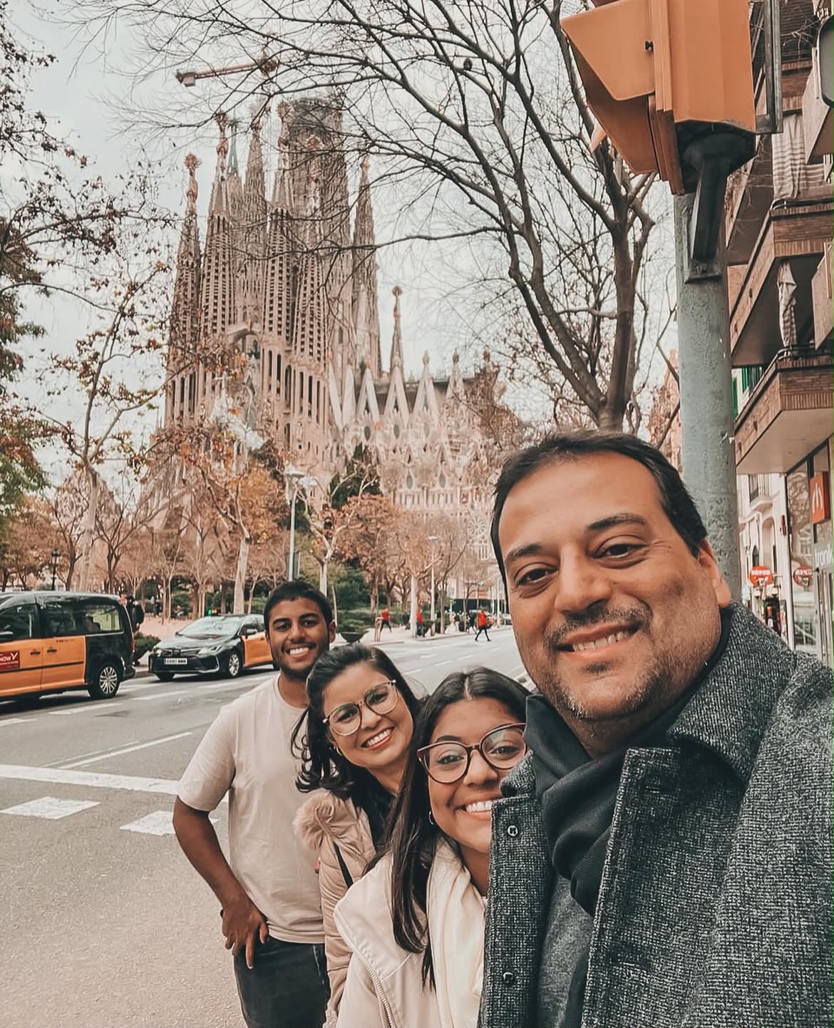Família cliente da Eklesia diante da Sagrada Família em Barcelona